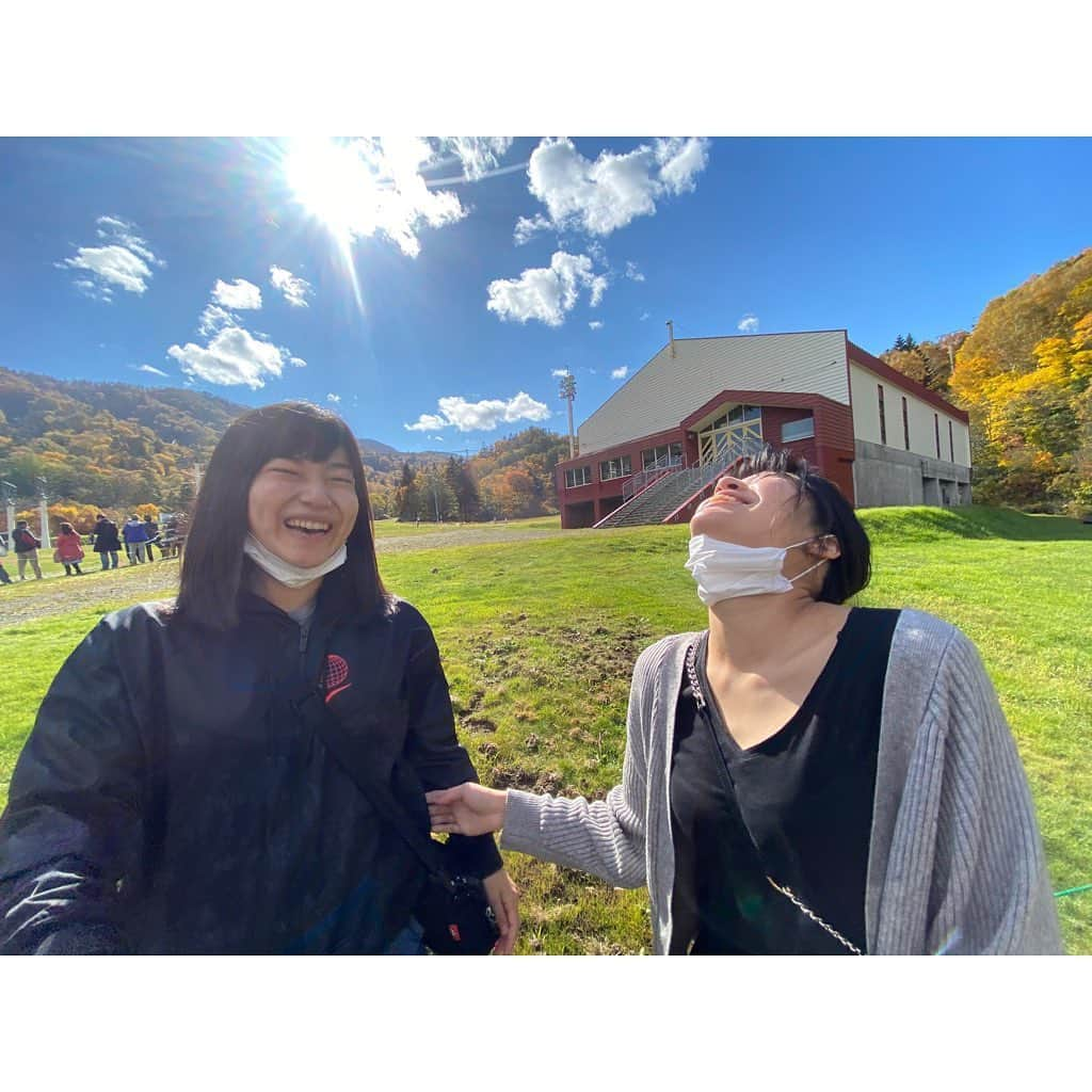 林唯衣さんのインスタグラム写真 - (林唯衣Instagram)「今回の旅のメインは「果物狩り」だった我々。樽商を卒業したなかしの小樽情報は全くアテにならないし、食後に各々検索し、倉田が「秋祭りやってる、紅葉が見たいね！」と探し当ててやってきた国際。40分並んだ紅葉ゴンドラ、まさか雪まで見られるとは思わなかった、、、！！さすがに35年間、雪国北海道で生きてるけどこんなに早く雪をみたのも、雪を投げつけたのも、滑ってこけたのも人生で最速記録だと思うな(´･_･`) #気温3度で秋祭りを名乗るも北海道ならでは　#ハヤシ旅　@ak503011 @smilesmrn」10月18日 11時22分 - yui__hayashi