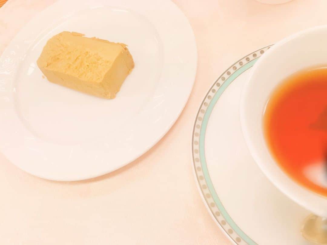 シスター・クレアのインスタグラム：「昨日☕️にじさんじ御茶会🌿. . いただいた、ルピシアさんの ロゼ・ロワイアルと先日購入させていただいた、秋ミスチpumpkin butter scotch🎃. (カルダモンのチャイは撮りそびれました💦). . エリーちゃん、美兎さんと楽しいティータイムでした☺️  #にじさんじ御茶会　#秋ミスチ」