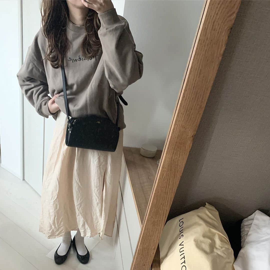 のインスタグラム：「＊ 3rd Spring×SONYUNARAコラボ ロゴゆるフィットトレーナーを着てみました！ * ゆるっとしたシルエットで スカートやパンツにも合わせやすいです☺️ ゆったりしたデザインなのでレイヤードがしやすくて タートルニットの上にきてもかわいいし 写真のように ロンTやワンピースの上から着てもかわいいです☺️ 気になったかたは チェックしてみて下さい🥰 詳細はWEARでタグ付けしています☺️ *」