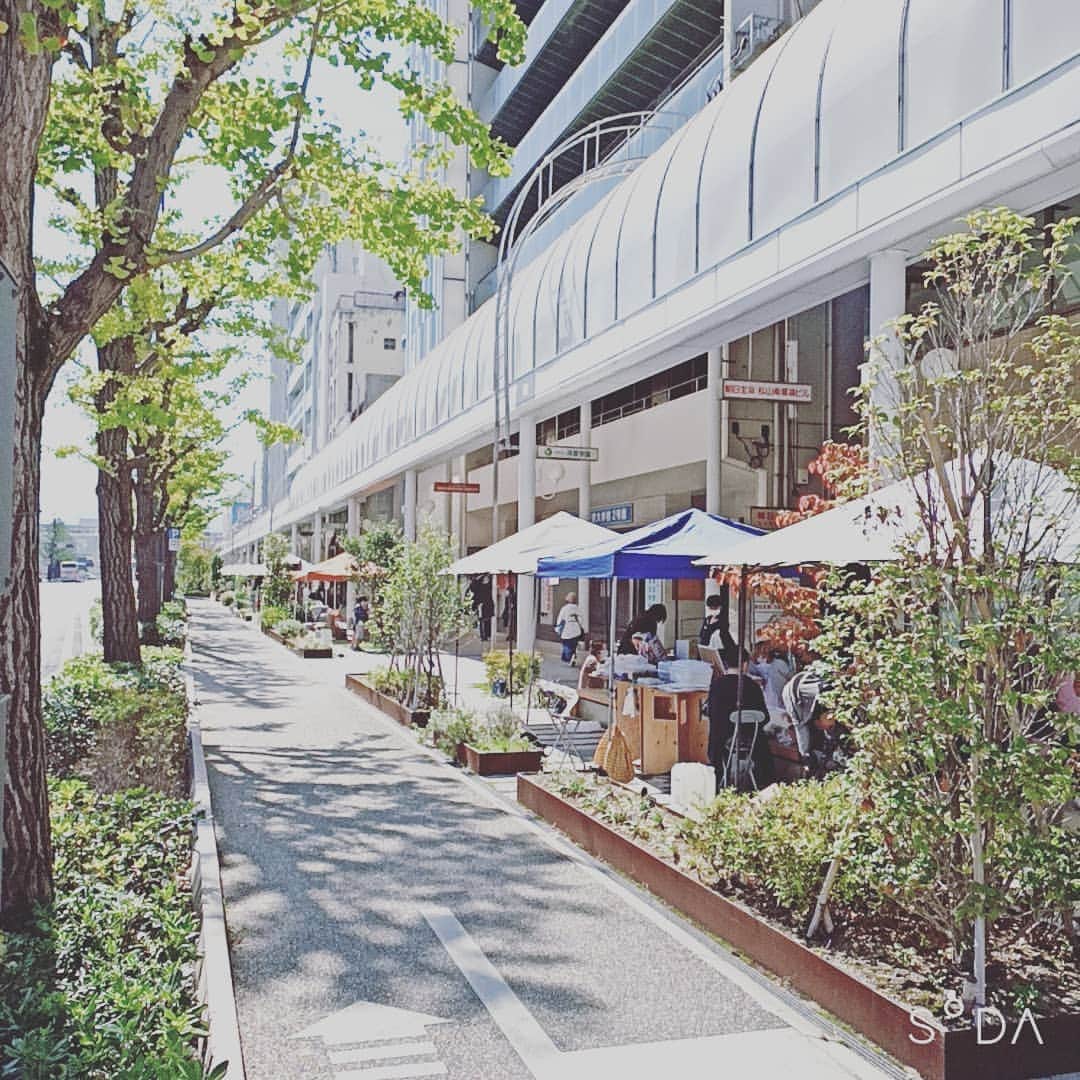 松本隆博のインスタグラム：「。 お城下マルシェに 来ています(^-^)(( 一通りもそこそこあって お天気も良いし☀良いよー (^-^)(˙◁˙)  ～人生遊歩道～」
