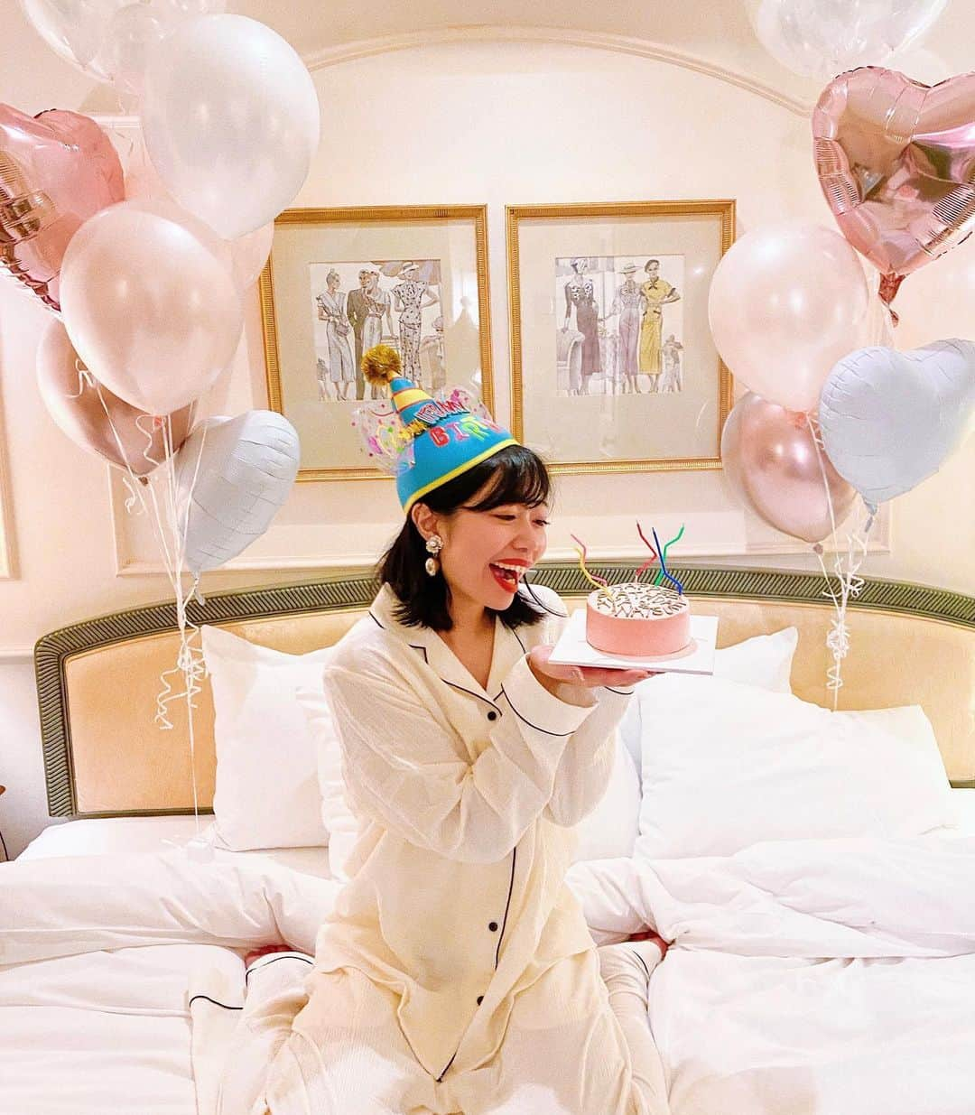 中島奈津希さんのインスタグラム写真 - (中島奈津希Instagram)「🏨🎈🎂﻿ ﻿ ﻿ ﻿ ﻿ ﻿ ﻿ 幸せな朝、、、🛌🎈﻿ ﻿ ﻿ ﻿ 実は誕生日前夜にお姉(@nakajima_ayano )の﻿ お友達のひろちゃんさん(@m_hiroko102 )が﻿ #バースデーバルーン を﻿ 持ってきてくれたの🥺💕💕💕🎈﻿ (誕生日投稿でチラ見えしていたのは﻿ このバルーンたちです🤭🎈🎈🎈)﻿ ﻿ ﻿ ﻿ ﻿ 元から可愛いお部屋だけれど、﻿ バルーンがあるだけで何倍も何十倍も可愛くなったよ🥺❤️❤️❤️﻿ ﻿ ﻿ ﻿ ﻿ ﻿ ﻿ ﻿ 大人ピンクと淡いブルーの組み合わせだったり﻿ 誕生日当日に着たワンピースとも相性が良くて﻿ 次の日もパシャパシャ写真を撮りまくっちゃった😆❤️❤️﻿ ﻿ ひろちゃんさんのバルーンは﻿ (@sunnys_bubbles )で見れるよ😍😍💭🎈﻿ ﻿ ﻿ ﻿ ﻿ ﻿ ﻿ ﻿ ﻿ ﻿ 私にまで誕生日プレゼントを頂いてしまって、、😢💕💕﻿ 本当に本当にありがとうございます！﻿ また載せるね🥺🥺🥺🎁﻿ ﻿ ☁️☁️☁️☁️☁️☁️☁️☁️☁️☁️☁️☁️☁️☁️☁️☁️﻿ #disneysisters_jp ←#中島姉妹 ディズニーまとめ﻿ #東京ディズニーランド　﻿ #誕生日#バースデーケーキ ﻿ #ホテルステイ」10月18日 11時31分 - nakajima_natsuki