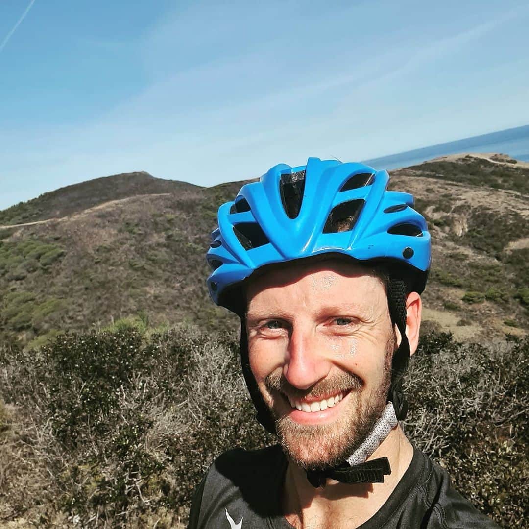 ロマン・グロージャンのインスタグラム：「No wind yet so.... out on the bike 🤙 What was on the menu for you guys ? #r8g #portugal #algarve」