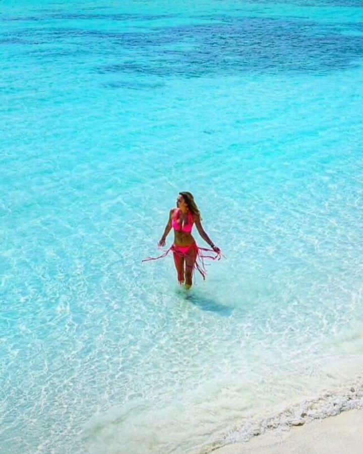 アリサ・ラモスのインスタグラム：「UPDATE! There are 59 Countries currently allowing U.S. Citizens in!! . It may seem like everyone is in either French Polynesia, Maldives, or Mexico, but there's a lot of other options both near and far from the U.S.! . Closest are beautiful tropical islands like Turks & Caicos, Aruba, Bermuda, Bahamas, Jamaica, Haiti, and U.S. islands like the Virgins and Puerto Rico! . In Europe there's Scotland, England, Northern Ireland, Croatia, Serbia, and Turkey (Eur-Asia). . In Africa there's Egypt, Morocco, Tanzania, Kenya, Zambia, Ethiopia, and more!! . Most destinations require a negative rona test and extra paperwork, and some require quarantines upon arrival.  . You can see the full list and each country's requirements on the latest post on MyLifesAMovie.com (linked on Stories!) . Info based on a recent article in U.S. News using the official tourism pages of each place. . DISCLAIMER You should ONLY travel if you feel healthy and test negative for rona, and can commit to wearing a mask around others and washing your hands frequently! You should also only travel if you are willing to purchase travel insurance so in the event of sickness, you do not take away from the host country's cheap/free medical care! In short: BE A RESPONSIBLE TRAVELER! . . . . #wanderlust #weekendwanderer #weekendwanderlust #solotravel #frenchpolynesia #moorea #tahiti #borabora #tulum #maldives #aruba #brazil #egypt #morocco #scotland」
