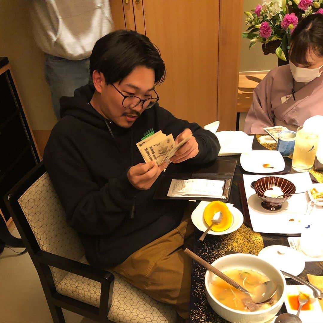 崎山祐のインスタグラム：「親友  #38万奢ってくれた」