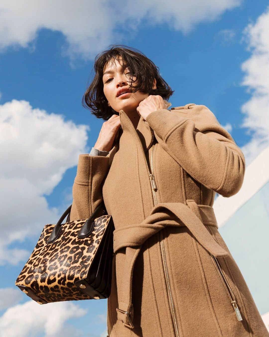 Macy'sさんのインスタグラム写真 - (Macy'sInstagram)「How to look put together: an asymmetrical zip coat + a bold bag.」10月18日 3時00分 - macys