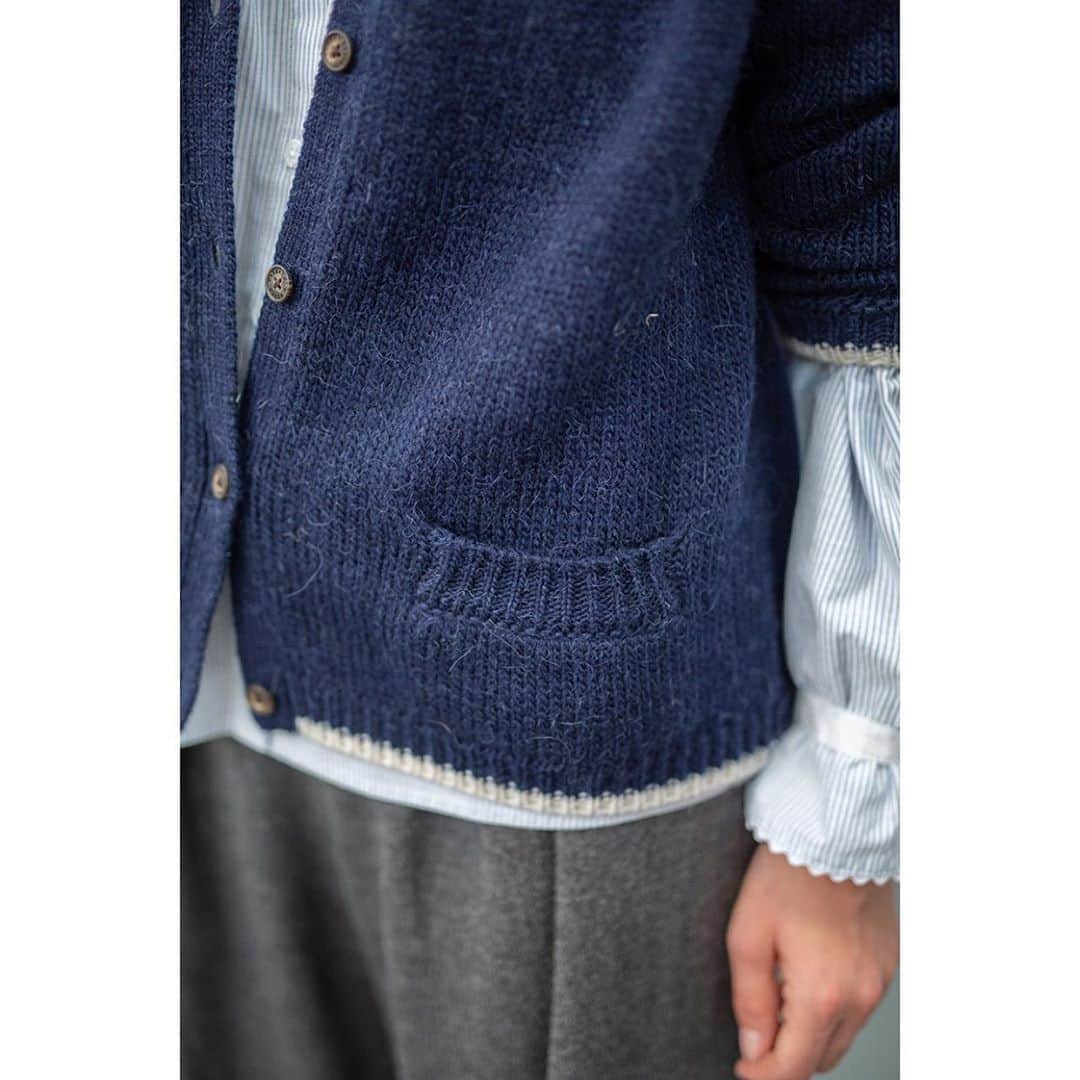 のインスタグラム：「School cardigan and Sophia shirt. Little pockets and ric rac to make a happy day 😊 @christina_strutt @scottlongjphoto #littledetails #shirt #cardigan #cabbagesandroses #cabbagesandrosesfashion #bruton #somerset #shoplocal #buybetter #ricracandruffles #rufflecollar #ruffles」
