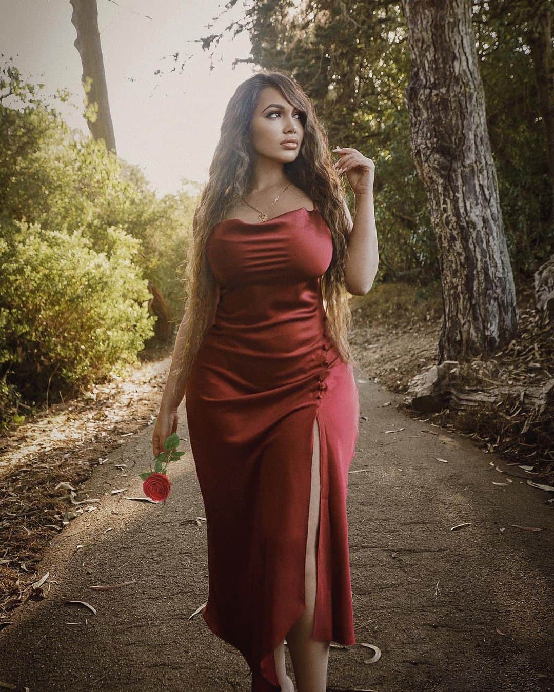 Aylen Aのインスタグラム：「@fashionnova .. In search of life’s simple pleasures 🌹fashionnovapartner」