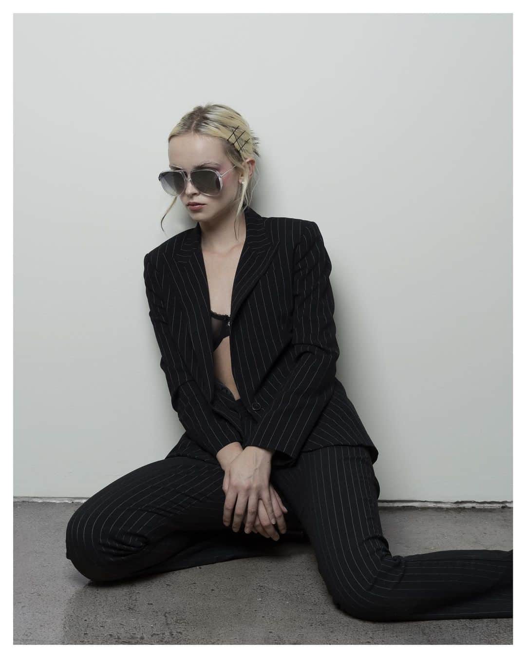 クリスチャンロスのインスタグラム：「A gold dust woman. Armer by Christian Roth. . #ChristianRoth #CReyewear #golddustwoman #newvintage #womeninsuits #eyewear #sunglasses」