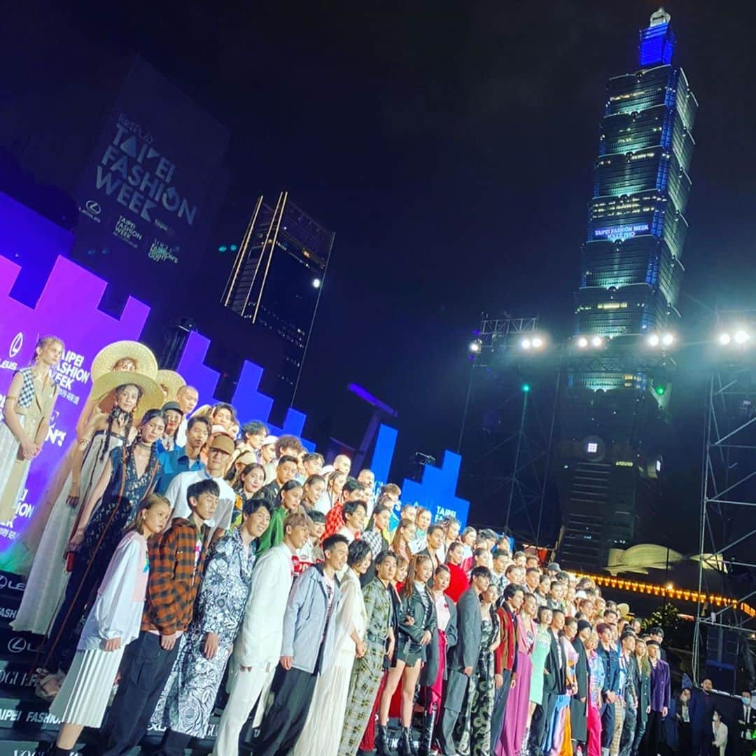 Vogue Taiwan Officialさんのインスタグラム写真 - (Vogue Taiwan OfficialInstagram)「#VogueFashion 今晚台北101也在祝福臺北時裝週❤️❤️在這個時候，我們還能有這麼大型活動，大家都開心平安聚在一起，真的太幸福  #2020臺北時裝週  #TaipeiFashionWeek  #TPEFW #RECONNEXT #REPLAY  #VogueFashionNightOut」10月18日 3時10分 - voguetaiwan