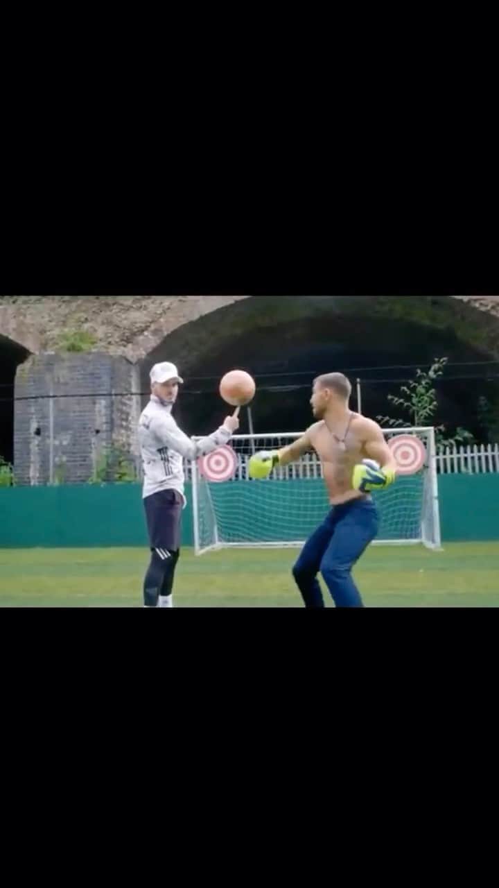 F2Freestylersのインスタグラム：「Good luck to @lomachenkovasiliy tonight! Top guy and incredible boxer 🥊 🤩 What athlete outside of football should we film with next? 👀🤔」