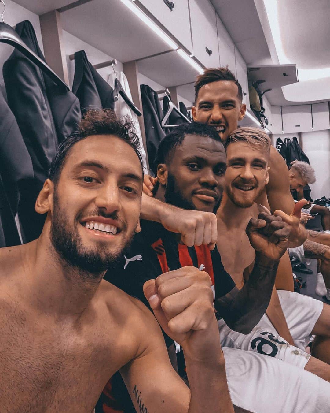 ハカン・チャルハノールのインスタグラム：「Milan şehri 🔴⚫️⁣ ⁣ Il cielo è rossonero sopra Milano 🔴⚫️⁣ ⁣ Look out your window, the sky in Milan is 🔴⚫️」