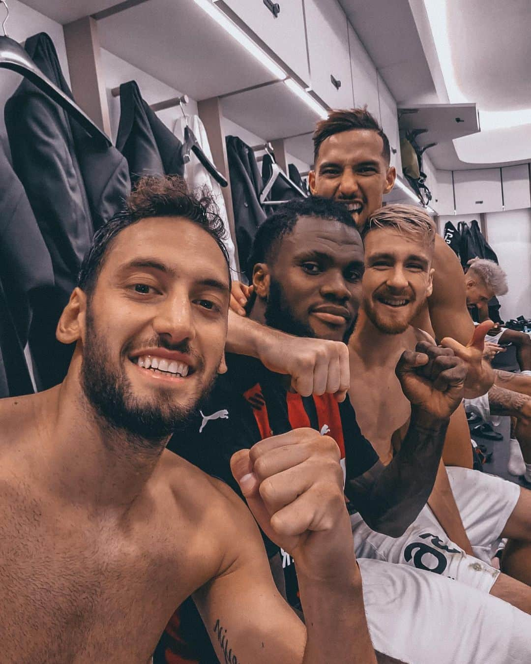 ハカン・チャルハノールさんのインスタグラム写真 - (ハカン・チャルハノールInstagram)「Milan şehri 🔴⚫️⁣ ⁣ Il cielo è rossonero sopra Milano 🔴⚫️⁣ ⁣ Look out your window, the sky in Milan is 🔴⚫️」10月18日 3時11分 - hakancalhanoglu