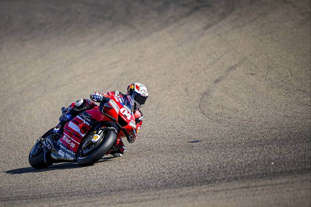 アンドレア・ドヴィツィオーゾさんのインスタグラム写真 - (アンドレア・ドヴィツィオーゾInstagram)「#AragonGP Day2  #Dovi04 #AD04 #undaunted #ForzaDucati #MotoGP #Alpinestars #SuomyHelmets #RedBull #Biotekna #Mondottica #DucatiEyewear #lentidavistaGalileo #MucOff 📷 @falex79」10月18日 3時11分 - andreadovizioso