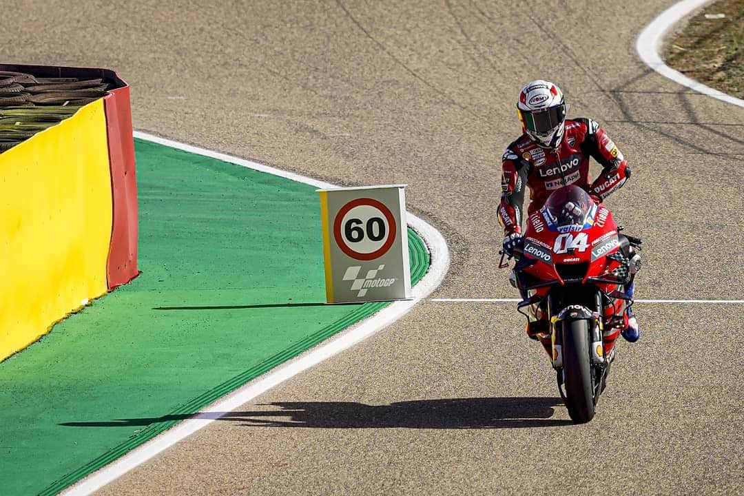 アンドレア・ドヴィツィオーゾさんのインスタグラム写真 - (アンドレア・ドヴィツィオーゾInstagram)「#AragonGP Day2  #Dovi04 #AD04 #undaunted #ForzaDucati #MotoGP #Alpinestars #SuomyHelmets #RedBull #Biotekna #Mondottica #DucatiEyewear #lentidavistaGalileo #MucOff 📷 @falex79」10月18日 3時11分 - andreadovizioso