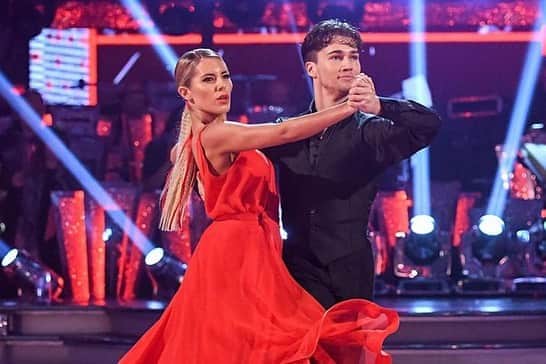 Mollie Kingさんのインスタグラム写真 - (Mollie KingInstagram)「So @bbcstrictly is back TONIGHT, whoop whoop! Thank goodness - I think this is what we’ve all needed! I can’t believe it was 3 years ago that I was waiting terrified behind the scenes to find out who I’d be paired with! The contestants truly have the best experience ever ahead of them, every year I wish I could do it all over again 💛 I can’t wait to watch everyone this year, especially our girl @claraamfo! You got this Clara!! And good luck to all the pros who ALWAYS bring us that sparkle 💫 Who do you think the couples will be and who do you think will have the moves!?🕺🏼💃🏻❤️」10月18日 3時30分 - mollieking