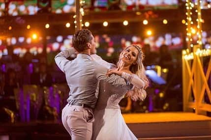 Mollie Kingさんのインスタグラム写真 - (Mollie KingInstagram)「So @bbcstrictly is back TONIGHT, whoop whoop! Thank goodness - I think this is what we’ve all needed! I can’t believe it was 3 years ago that I was waiting terrified behind the scenes to find out who I’d be paired with! The contestants truly have the best experience ever ahead of them, every year I wish I could do it all over again 💛 I can’t wait to watch everyone this year, especially our girl @claraamfo! You got this Clara!! And good luck to all the pros who ALWAYS bring us that sparkle 💫 Who do you think the couples will be and who do you think will have the moves!?🕺🏼💃🏻❤️」10月18日 3時30分 - mollieking