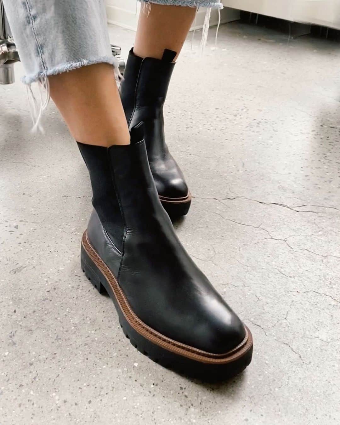 サムエデルマンのインスタグラム：「BACK IN STOCK: The LAGUNA Tap to shop before it's too late 👀  #SamEdelman #Fall2020」