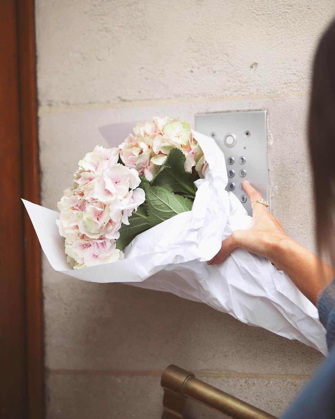 ジョアナ・サンスのインスタグラム：「Flores para curar 🌸 Esas flores me las regaló @silviaboschmunoz cuando me abrí la cabeza 😅  Un poco de color a mis días grises... Hicieron salir el arcoíris 🌈   #friendship #flowers」