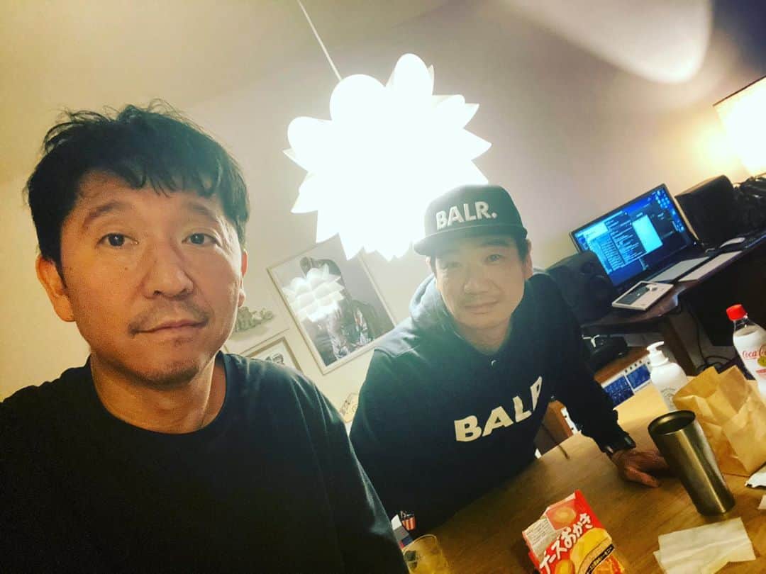 Taku Takahashiのインスタグラム：「大ちゃん ☆Taku Takahashiとしてではなく、高橋拓としての投稿。だからあえてサングラス無しで😎  大ちゃんと初めて会ったのはアメリカ留学中。初めて会った時からめちゃくちゃ波長があって意気投合。親戚の家にホームステイしてたんだけど、いつも一緒に遊んでたから、うちにホームステイすることになって毎日遊んでた。  別に喧嘩しないことがいいこととは言わないけど、これだけ長い付き合いなのに、彼とは今まで一度も喧嘩したことなくて。優しい半面ストイックなところが合うのかな。会話のリズムもすごく合うし、ホンワカな雰囲気なのに頭の回転も速い。お互いバカだなと思う人が苦手(悪い表現でごめんなさい🙄笑)。  僕が間違っていたら優しく僕がわかるように忠告してくれて、いつも本音で話してくれる。なんかあったら、様子がおかしいなって察知してくれるんだけど、僕が言うまではそのトピックにあえて触れなかったり。一緒にいると安心できる。  嬉しいことがあったらお互いに喜び、辛いことがあったら支えあう仲。いや、むしろ支えられてることの方が多いな。音楽活動を始めた時からずっと応援してくれてた。大学休学してたとき、大泣きして吐くくらい（笑）の大失恋をしたときも誰よりもいちばん心配してくれて、一生心に残る言葉を残してくれた親友。ちょうどそのあとにm-floが本格的にスタートしたんだったな。彼がいなかったら立ち直れなくて今のm-floもなかったかもしんない。弱いな、俺（笑）。  お互い、忙しくて会う機会が少なくなってたんだけど、そんなの関係なく親友のまま。今日はウイイレ対戦をして3勝3敗1引き分け。仕事柄、もしくは僕の性格的についつい「孤独」を感じてしまうのだけど、実はそうではないよ、ってのを思い出させてくれる。それが大ちゃん。」