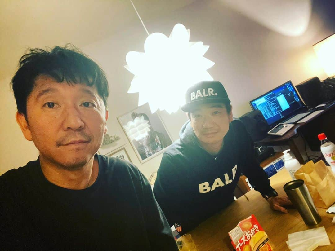 Taku Takahashiさんのインスタグラム写真 - (Taku TakahashiInstagram)「大ちゃん ☆Taku Takahashiとしてではなく、高橋拓としての投稿。だからあえてサングラス無しで😎  大ちゃんと初めて会ったのはアメリカ留学中。初めて会った時からめちゃくちゃ波長があって意気投合。親戚の家にホームステイしてたんだけど、いつも一緒に遊んでたから、うちにホームステイすることになって毎日遊んでた。  別に喧嘩しないことがいいこととは言わないけど、これだけ長い付き合いなのに、彼とは今まで一度も喧嘩したことなくて。優しい半面ストイックなところが合うのかな。会話のリズムもすごく合うし、ホンワカな雰囲気なのに頭の回転も速い。お互いバカだなと思う人が苦手(悪い表現でごめんなさい🙄笑)。  僕が間違っていたら優しく僕がわかるように忠告してくれて、いつも本音で話してくれる。なんかあったら、様子がおかしいなって察知してくれるんだけど、僕が言うまではそのトピックにあえて触れなかったり。一緒にいると安心できる。  嬉しいことがあったらお互いに喜び、辛いことがあったら支えあう仲。いや、むしろ支えられてることの方が多いな。音楽活動を始めた時からずっと応援してくれてた。大学休学してたとき、大泣きして吐くくらい（笑）の大失恋をしたときも誰よりもいちばん心配してくれて、一生心に残る言葉を残してくれた親友。ちょうどそのあとにm-floが本格的にスタートしたんだったな。彼がいなかったら立ち直れなくて今のm-floもなかったかもしんない。弱いな、俺（笑）。  お互い、忙しくて会う機会が少なくなってたんだけど、そんなの関係なく親友のまま。今日はウイイレ対戦をして3勝3敗1引き分け。仕事柄、もしくは僕の性格的についつい「孤独」を感じてしまうのだけど、実はそうではないよ、ってのを思い出させてくれる。それが大ちゃん。」10月18日 3時51分 - takudj