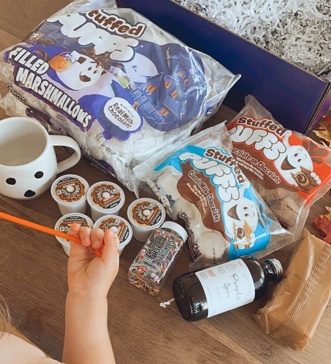 ブリアナ・ホリーのインスタグラム：「unpacking our goodies from @stuffedpuffs ! Halloween is my favorite holiday.. and little one seems to really like it too 👻  If you celebrate, how are you celebrating this year? Is anyone else dressing up even if trick or treating is canceled? We definitely are! 🎃」