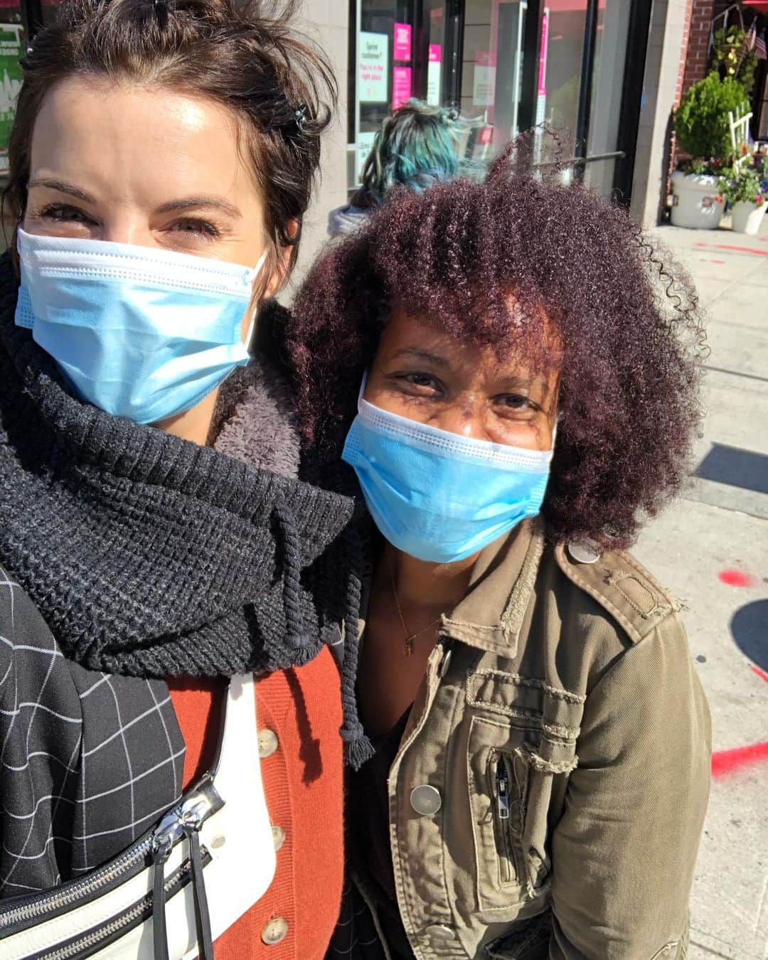 ジェイミー・アレクサンダーのインスタグラム：「So happy I got to visit with my favorite script supervisor (and incredible director) @joytlane9 #blindspot 💕☕️」