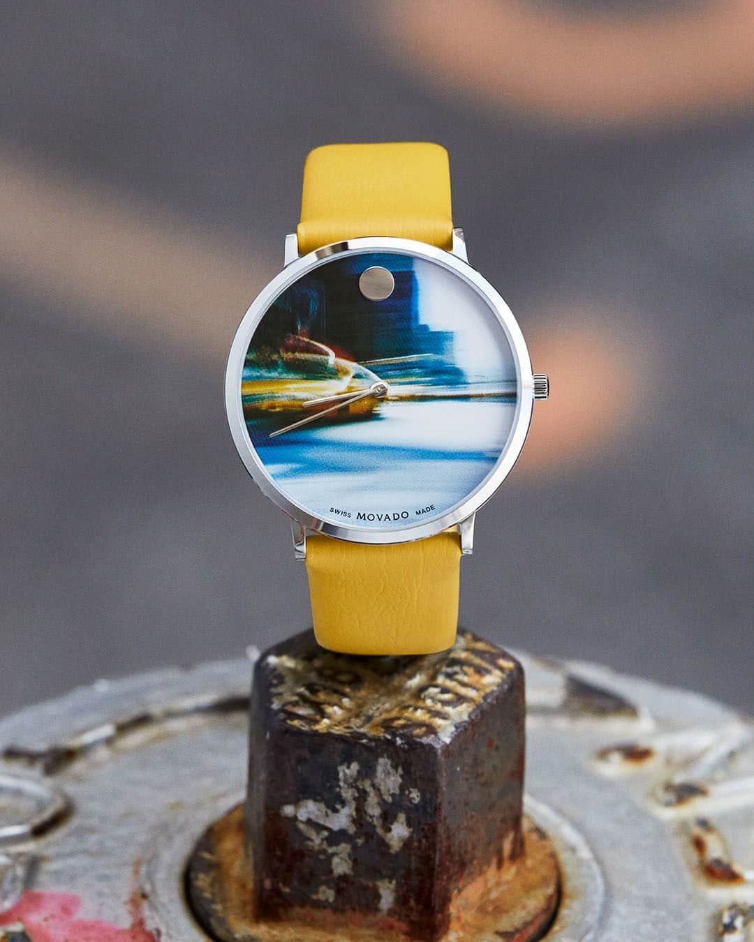 モバードのインスタグラム：「"CITY SCENES" Time captured by @alexilubomirski. The iconic museum photographic dial on yellow vegan strap.  #AlexiXMovado #Movado」