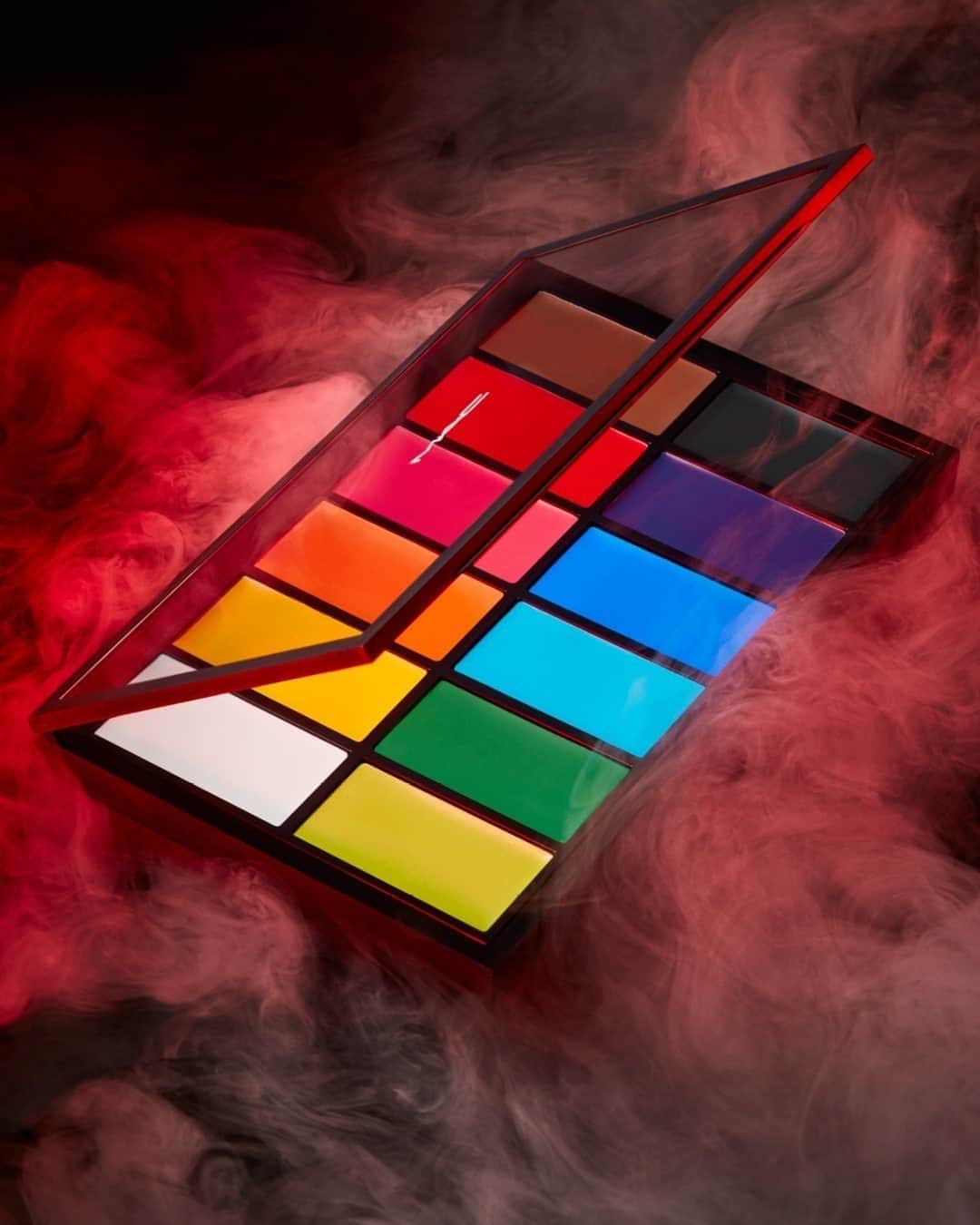 のインスタグラム：「12 fa-boo-lous shades 👻 🌈⁠ It wouldn’t be Halloween without Pro Palette Paintstick x12 ⁠ Featuring a full rainbow of highly-pigmented cream colours- it’s time to get inspired!⁠ ⁠ ☝️ Head to our stories to see the palette come to life on @romeojennings ⁠ ⁠ #MACHalloween #HalloweenLooks #HalloweenBeauty #HalloweenFromHome⁠」