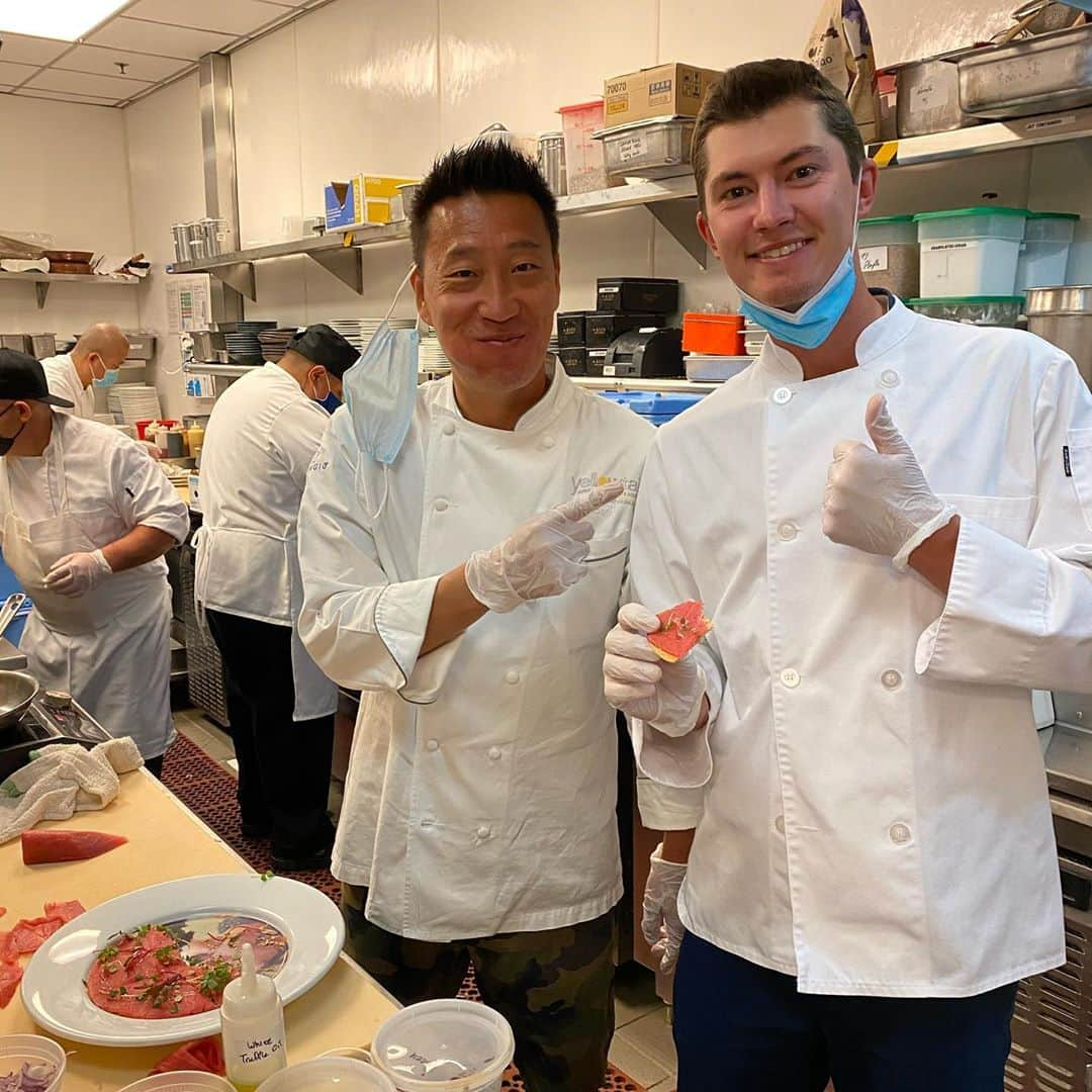 ダニエル・カングさんのインスタグラム写真 - (ダニエル・カングInstagram)「we learned how to make Akira Back Tuna Pizza from the one and only @chefakiraback in @yellowtaillv kitchen. Yea. This was pretty awesome. Learning how to hold a knife from a Michelin Star chef is like learning how to drive from F1 racer. Damn. So cool.」10月18日 4時01分 - daniellekang