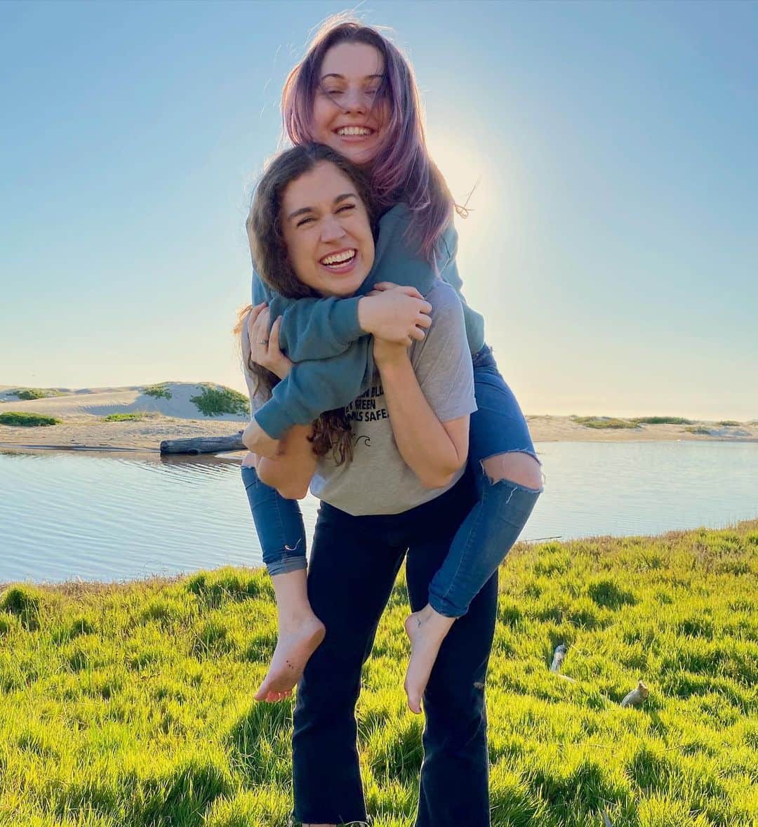 サミー・ハンラティのインスタグラム：「I miss my best friend @elidewitz 💕😭☀️😪 oh I miss you too @chris_shaw_ ☺️😂」