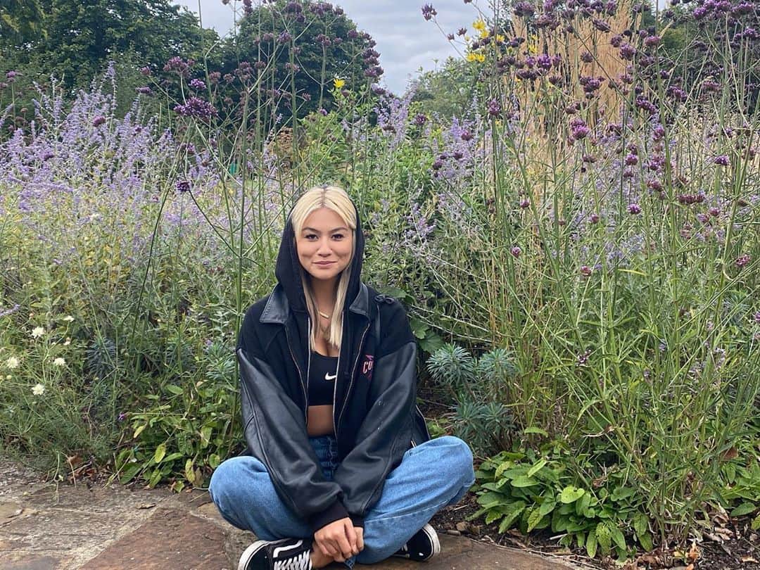 Mali-Koa Hoodのインスタグラム：「Up bright and early tomorrow talking to  @thewhitmore on @bbc5live from 11:00 (BST)! Can’t wait and looking fwd to talking all things Revolution. Be sure to tune in to listen Sunday morning. 🙃🙃🙃🙃」