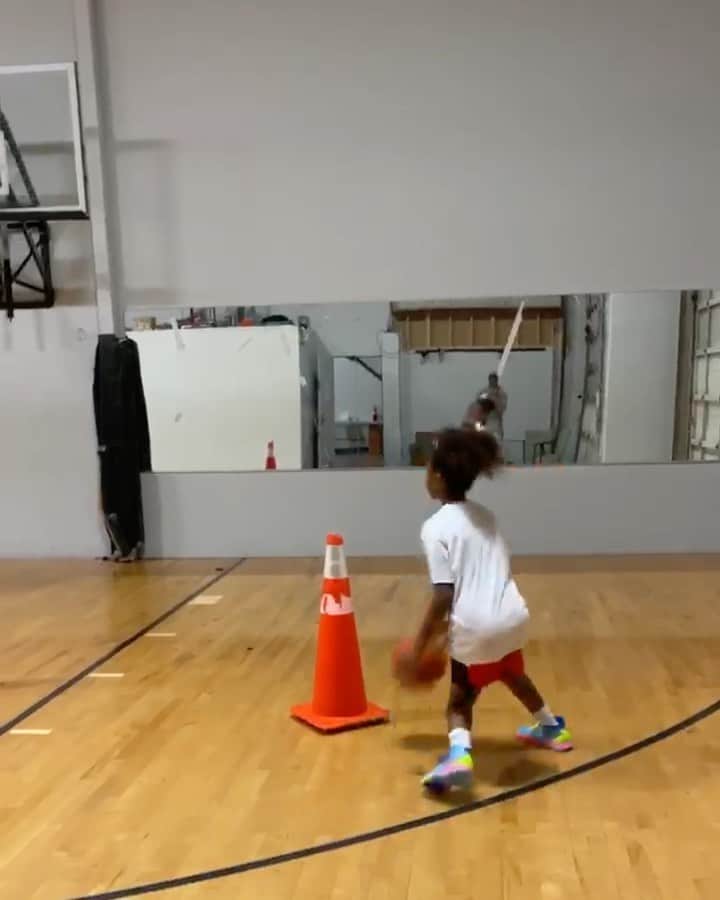 ネイト・ロビンソンのインスタグラム：「@nayvi_blue with a little hard work baby u will be a Goddess @ this hoop shit #onME Trainer : @romell_witherspoon」