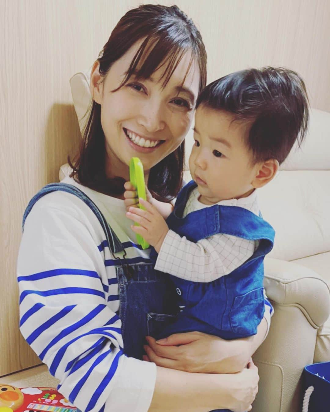 星野涼子さんのインスタグラム写真 - (星野涼子Instagram)「チームデニム結成🤣 コロナの影響もあって生まれてからなかなか会えなかった友達の息子くんとは偶然にもお揃いでデニムサロペット❣️ 友達親子とやっと会えて嬉しかったな😊  #デニム　#ジーンズ　#サロペット　#オーバーオール　#つなぎ　#デニムサロペット　#デニムシャツ　#子育て　#育児　#お揃い　#gu #gap #stjames #ootd #fashion #아들 #아들스타그램 #아들맘」10月18日 4時26分 - ryoko.hoshino