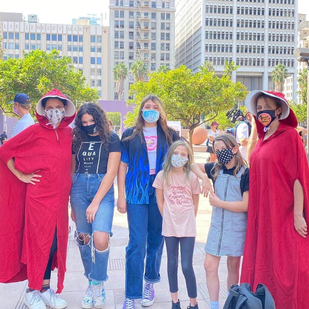 ジョディ・スウィーティンさんのインスタグラム写真 - (ジョディ・スウィーティンInstagram)「Staying our safe social distance and masked, out here for the Women’s March in Downtown LA. When I told the girls there was a march, they cut me off, saying, “I wanna go!!”. I’m proud of my girls, as well as @theceliabehar and her two daughters, for staying determined and speaking out! Also: HAPPY BIRTHDAY HARPER!!! ❤️❤️ @neverthoughtidsaythis」10月18日 4時26分 - jodiesweetin