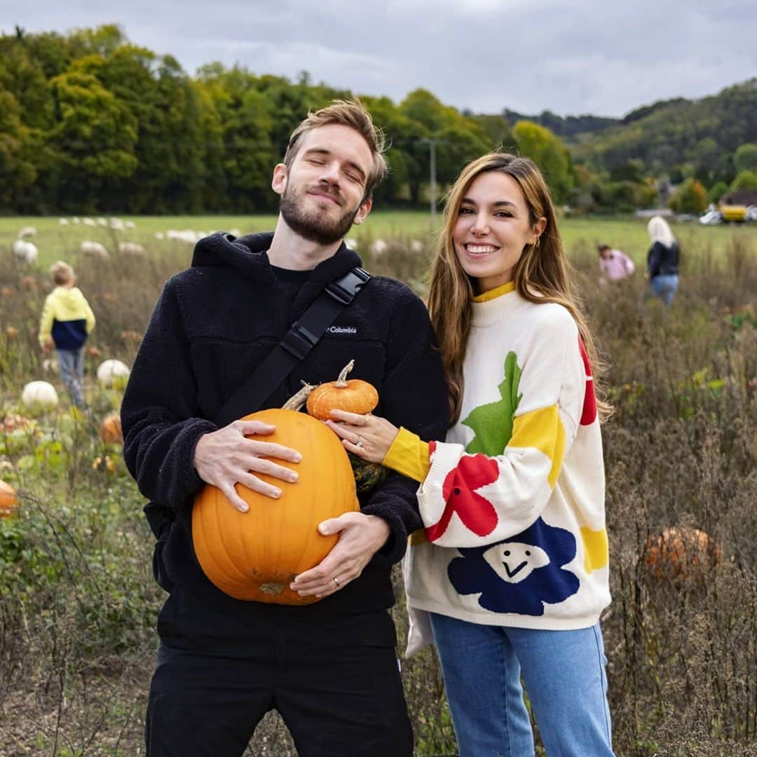 ピューディパイさんのインスタグラム写真 - (ピューディパイInstagram)「Went pumpkin patchin🧨🎃」10月18日 4時28分 - pewdiepie