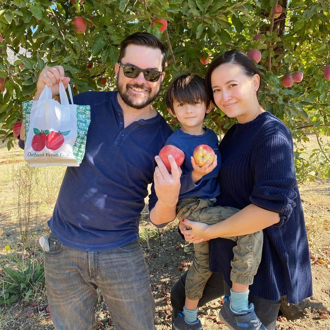フリーディアのインスタグラム：「🍏🍎Profesh’ Apple Pickers!🍎 🍏  りんごを取りに行きました〜！これで2回目 ✌️  * #applepicking #applepickers #appleorchard #applepicking🍎 #losriosranchos #losriosranchosfarm #family #fun #りんご #friediamn #love #friedia」