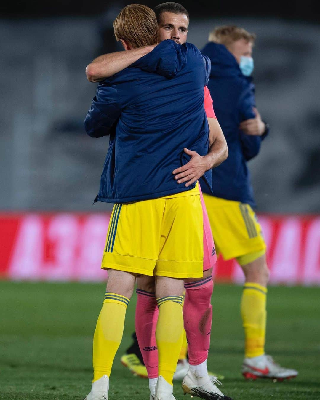 LFPさんのインスタグラム写真 - (LFPInstagram)「🤗 Brothers above all...   🤗 Hermanos por encima de todo...   #NachoFernandez #AlexFernandez #Cadiz #RealMadrid #RealMadridCadiz #LaLigaSantander #LaLiga #YouHaveToLiveIt #HayQueVivirla」10月18日 4時37分 - laliga