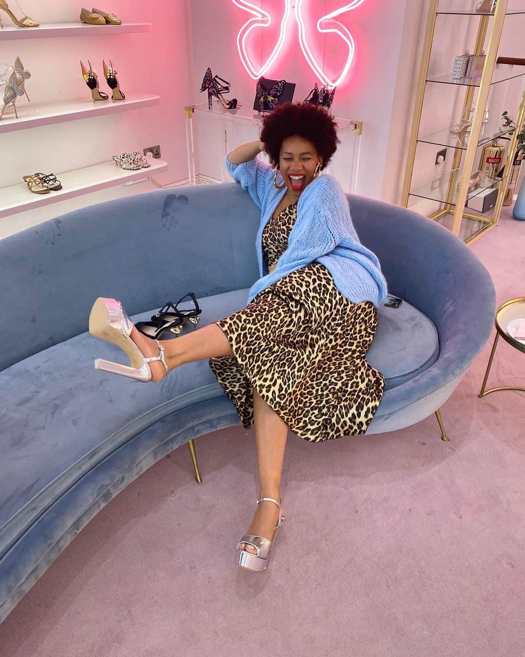 SOPHIA WEBSTERさんのインスタグラム写真 - (SOPHIA WEBSTERInstagram)「Now this is a look! 🤩 The fabulous  @stylemesunday popped by our Chelsea boutique for a shoe party... What more could we want than Natalie in a 'Natalia'?✨💗👠⁣ ⁣  @sophiawebsterboutiques ⁣ ⁣ #SophiaWebster #SophiaWebsterBoutiques #StyleMeSunday」10月18日 4時50分 - sophiawebster