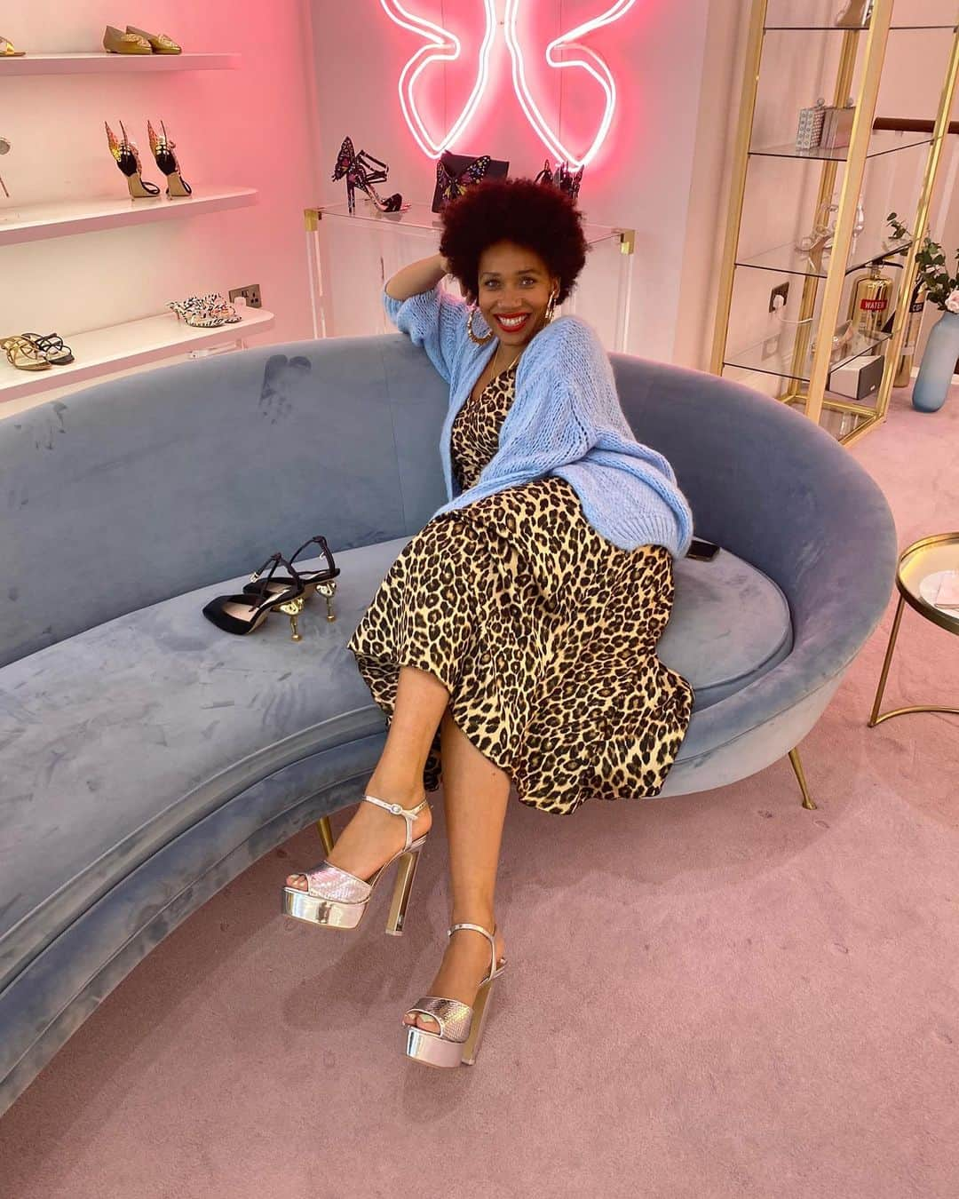 SOPHIA WEBSTERさんのインスタグラム写真 - (SOPHIA WEBSTERInstagram)「Now this is a look! 🤩 The fabulous  @stylemesunday popped by our Chelsea boutique for a shoe party... What more could we want than Natalie in a 'Natalia'?✨💗👠⁣ ⁣  @sophiawebsterboutiques ⁣ ⁣ #SophiaWebster #SophiaWebsterBoutiques #StyleMeSunday」10月18日 4時50分 - sophiawebster