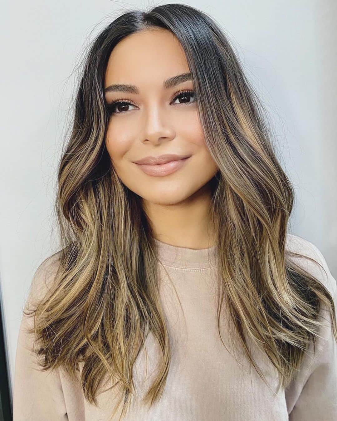 ミランダ・コスグローヴのインスタグラム：「🤎 Had my hair and makeup done for the first time in forever yesterday. Had a lotta fun with 💄 @elienmaalouf 💁🏻‍♀️ @claytonhawkins and 👗 @highheelprncess」