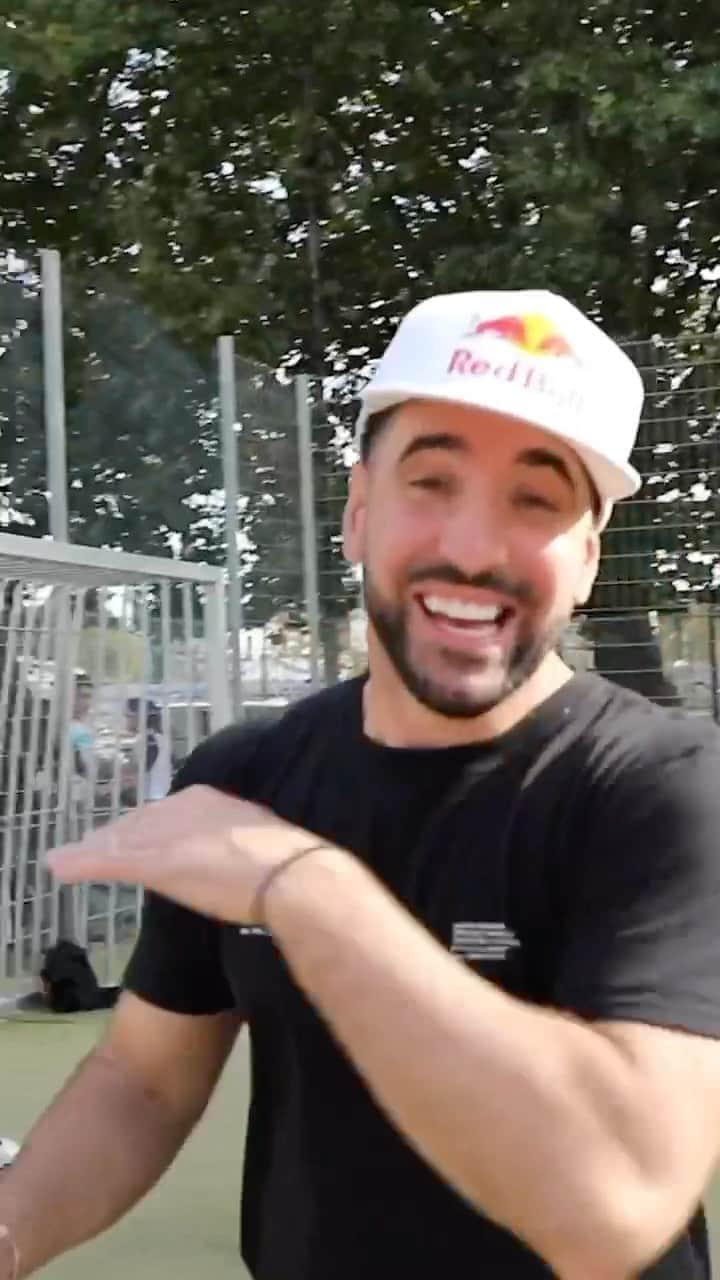 ショーン・ガルニエのインスタグラム：「Belgium skills are ⚡️⚡️⚡️  @anwar_laarbi vs @ilias_freestyle_   Which country is the most technical ?🇧🇪🇩🇪🇦🇱🇦🇷🇧🇷...  NEW YOUTUBE VIDEO ONLINE 🚨🚨 link in my bio ⬆️⬆️ @urbanball ⚽️   #urbanball #skills #belgium #streetsoccer #panna #nutmegs #freestyle #seangarnier」