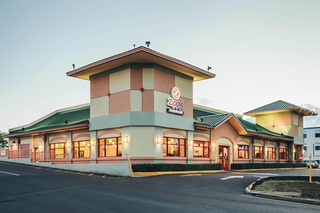 Zippy's Restaurantsのインスタグラム：「How you, Waipahu? We’re happy to invite you back to our restaurant dine-in service. Come share a nice, sit-down meal with your family.」
