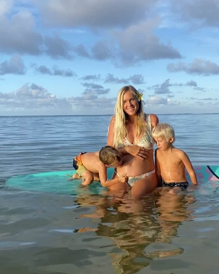 Bethany Hamiltonのインスタグラム：「Grateful for more family fun to come!!! ✨🤰🏼♥️🥰」