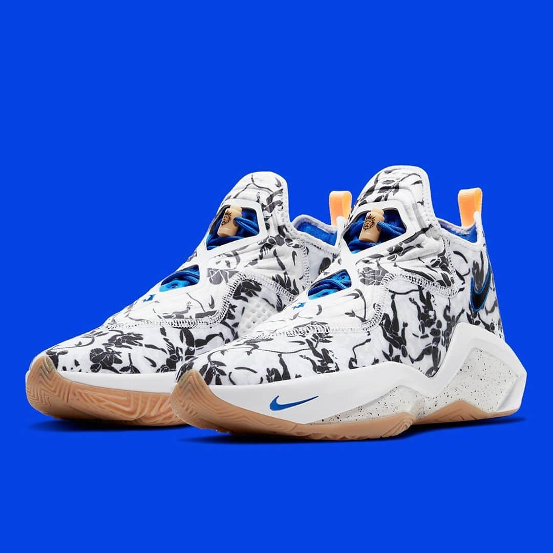 Sneaker Newsさんのインスタグラム写真 - (Sneaker NewsInstagram)「The Nike LeBron Soldier XIV joins the "Sisterhood" collection by adding the statement pattern of hoopers all around the upper. For a closer look, tap the link in our bio.」10月18日 5時01分 - sneakernews