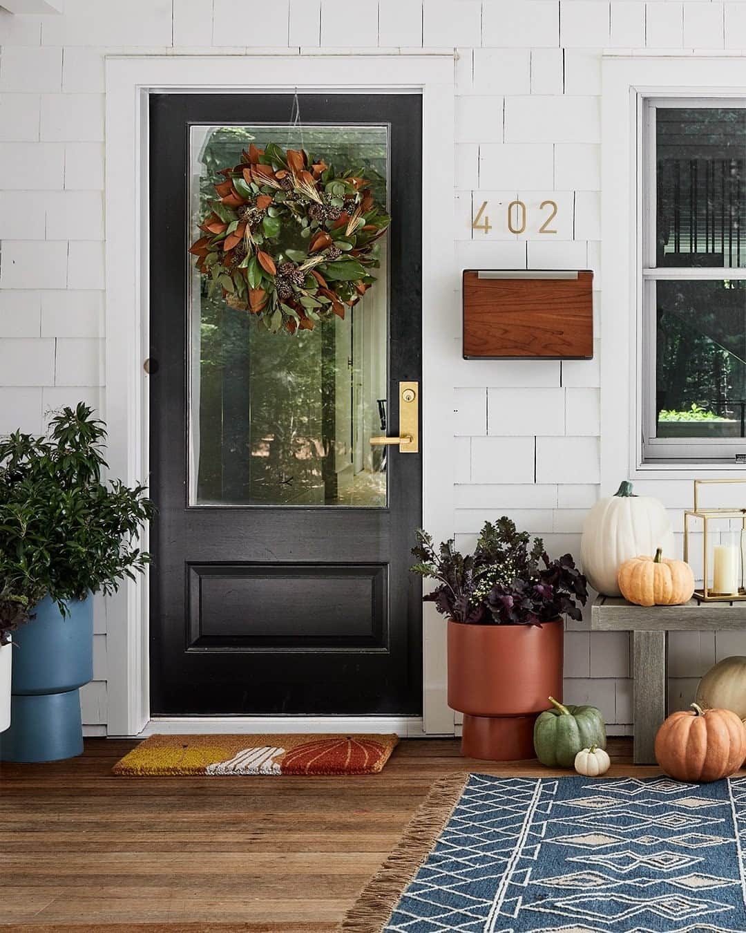 west elmさんのインスタグラム写真 - (west elmInstagram)「Have you heard? It's fall! Make sure your neighbors know, too, with festive wreaths, planters and more for your front door 😉🏡🍂🍁 Link in bio.」10月18日 5時00分 - westelm