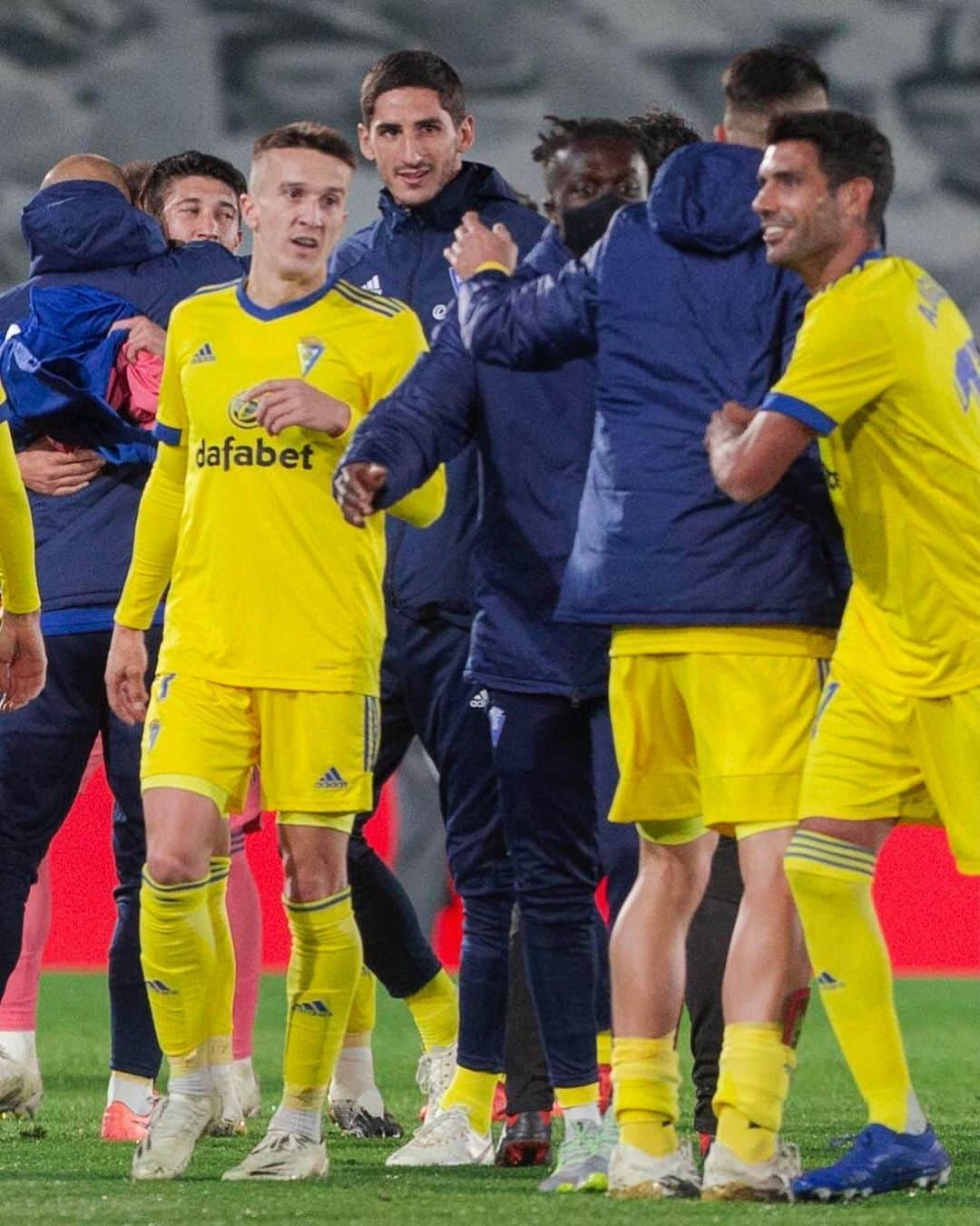 LFPさんのインスタグラム写真 - (LFPInstagram)「UNFORGETTABLE, @cadizclubdefutbol! 😱🎉  ¡INOLVIDABLE, Cádiz CF! 😱💛🎉  #Cadiz #RealMadridCadiz #LaLigaSantander #LaLiga #YouHaveToLiveIt #HayQueVivirla」10月18日 5時17分 - laliga