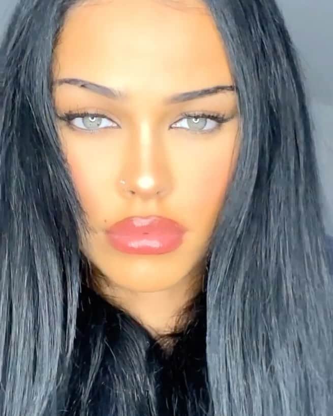 のインスタグラム：「Kinda lost the hang of taking selfies 😭🤣 but just wanted 2 show off my brows, thank u 2 @salon.ams 🖤🪐」