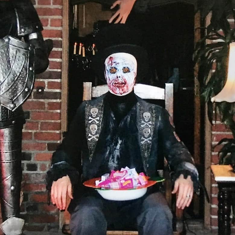 ロブ・ゾンビのインスタグラム：「🎃 One Halloween I dressed like this to hand out candy to the trick or treaters. It did not go well, lots of screaming and running away. I was replaced by @sherimoonzombieofficial . To see her much friendlier costume click on her Instagram. #robzombie #sherimoonzombie #halloween #epicfail #tooscaryforthekids #zombiehouse #2003 ☠️☠️☠️☠️☠️☠️☠️☠️☠️☠️☠️🤣」