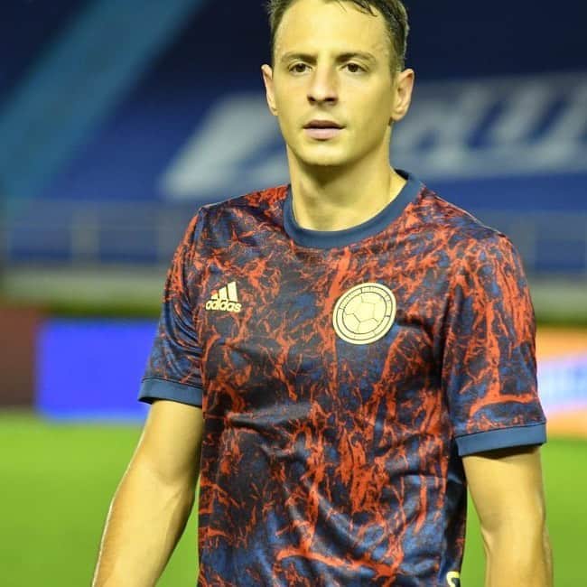 サッカー コロンビア代表チームのインスタグラム：「Exitosa cirugía a @santiagoarias13   La FCF y la Selección Colombia le desean pronta recuperación al jugador.   #VamosColombia #FuerzaSanti」