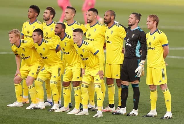 アレハンドロ・フェルナンデス・イグレシアスのインスタグラム：「Mañana es un gran día para ponerse la camiseta de nuestro Cádiz en cualquier lugar💛💙 hemos hecho HISTORIA, pero esto no acaba aquí...! Ese Cádiz...OÉ!  #Mehandichoqueelamarillo #AF8」